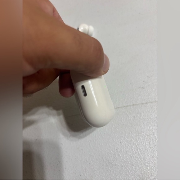 Damage Apple AirPods Pro with Wireless Charging Case - White one side works - Picture 6 of 8